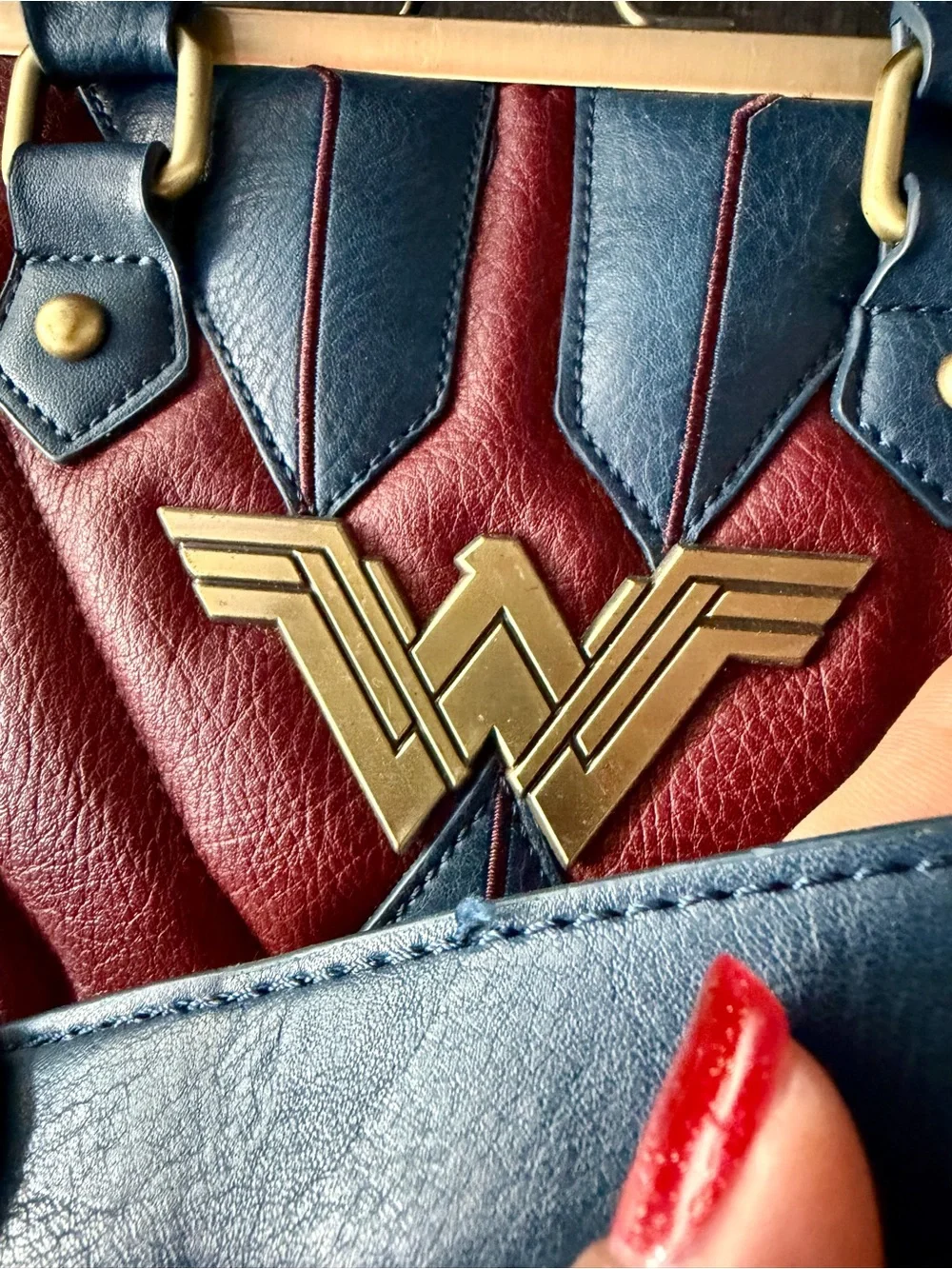 Wonder Woman Bioworld Kiss Lock Satchel Crossbody Purse Burgundy Blue DC Comics
